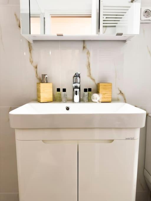 Apartament Petite Retreat In Kolonaki, Athens /Netflix Zewnętrze zdjęcie